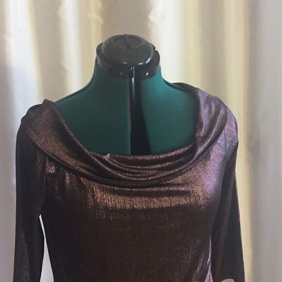 Ribbed material metallic thread top with 3/4 length sleeves in large - Picture 3 of 11